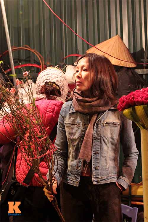 Người Hà Nội sắm đào đón Tết sớm - 10