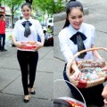Làng sao - Dương Cẩm Lynh giản dị xuống phố bán kẹo