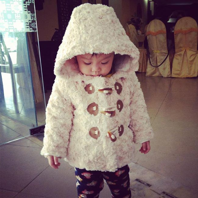 Trong chiếc áo khoác lông trắng, trông Sumo vừa ấm áp vừa đáng yêu như một chú gấu nhỏ.
