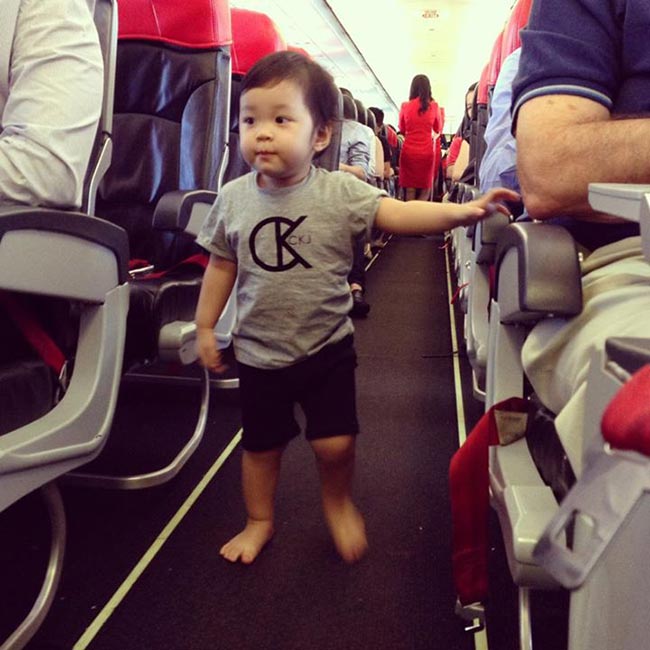 Sumo tinh nghịch trên máy bay chẳng khác gì một cậu bé.
