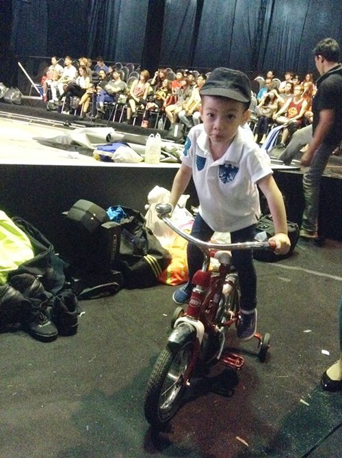 Subeo theo Hà Hồ đến trường quay ghi hình - 1