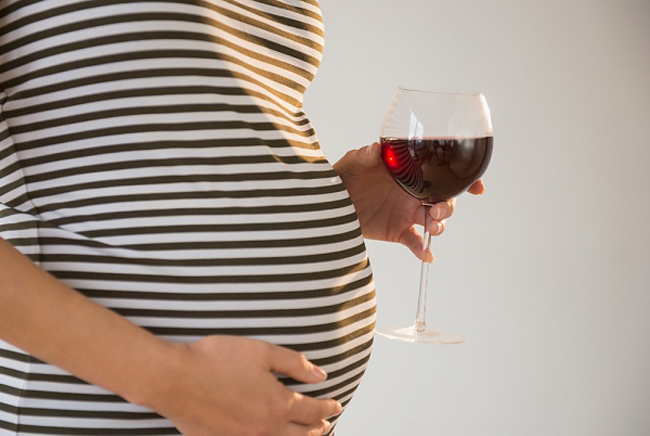 KHÔNG uống rượu

Rượu có rất nhiều tác động tiêu cực đến thai nhi như hội chứng rượu bào thai khiến thai nhi bị dị tật và nhiều bất thường khác trên khuôn mặt, hệ thần kinh trung ương, rối loạn các chức năng cơ bản…

BÀI LIÊN QUAN:

Ăn lắm cơm “chỉ tổ” béo mẹ?

10 điều mẹ chưa-từng-biết về tinh trùng

Không kiêng cữ sau sinh, tôi “ăn đủ”

Sinh ở Séc: Bác sĩ cám ơn bà đẻ

Ngưỡng mộ: Con 4 tháng, mẹ giảm 25kg

Những loại rau quả dễ làm mẹ ‘mất’ con

Mẹ ỷ lại mới 'khát' con trai!
