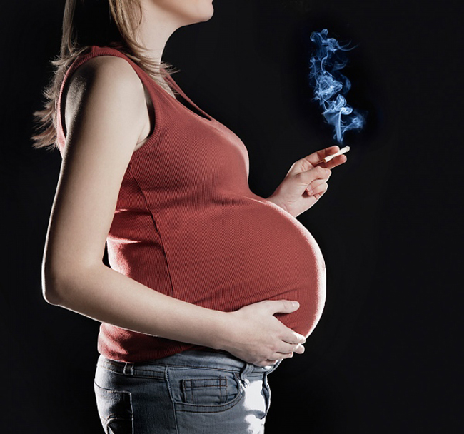 KHÔNG hút thuốc

Hút thuốc lá là mối nguy hại cực nghiêm trọng với mẹ đang mang thai. Không chỉ có thế, mẹ bầu thường xuyên ngửi mùi thuốc lá cũng bị ảnh hưởng đáng kể. Tiếp xúc với khói thuốc, chị em có thể bị sảy thai, sinh non hoặc sinh con nhẹ cân.
