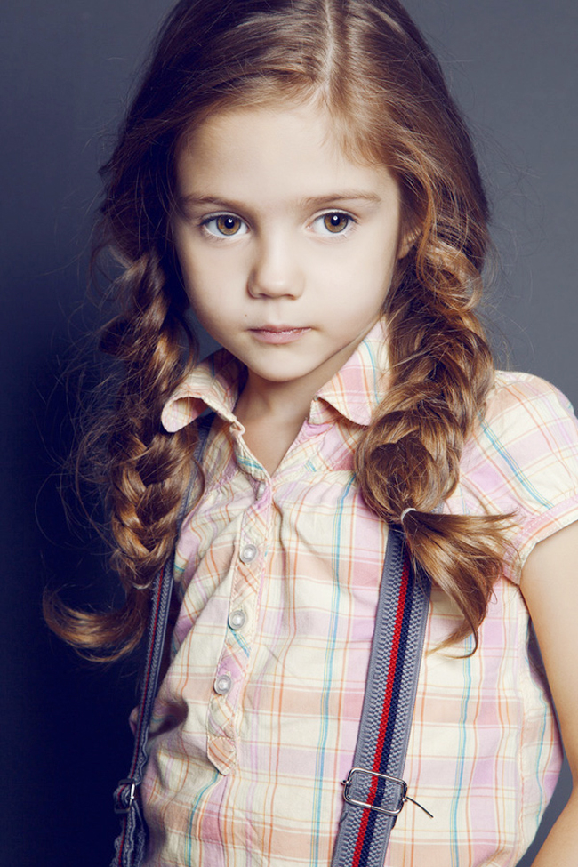 Daria Kostina sinh năm 2004 ở Matxcova, Nga bắt đầu sự nghiệp mẫu từ bé.

