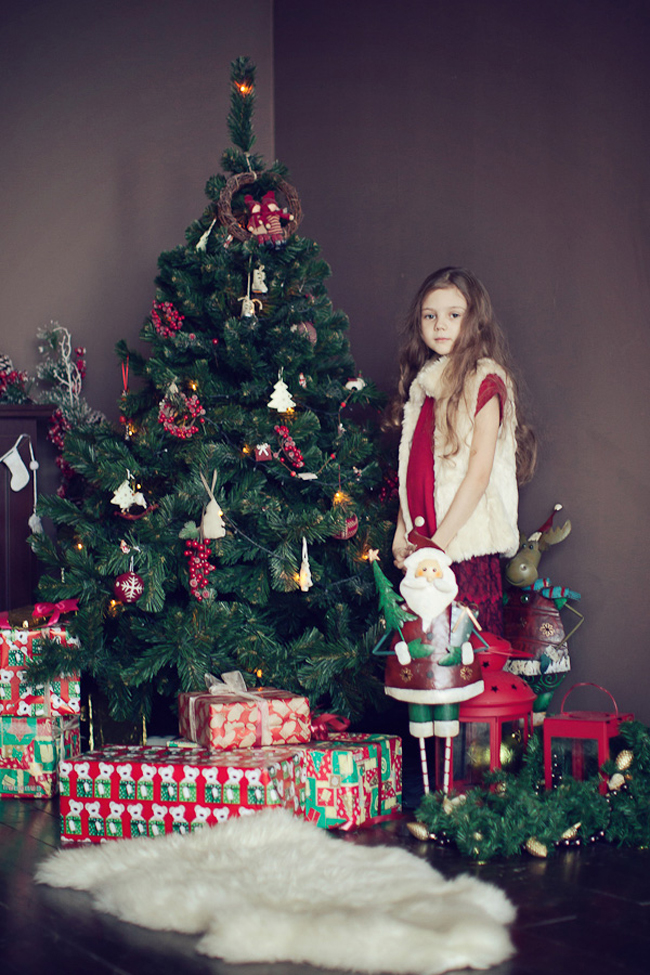 Daria Kostina xinh xắn bên cây thông Noel.
