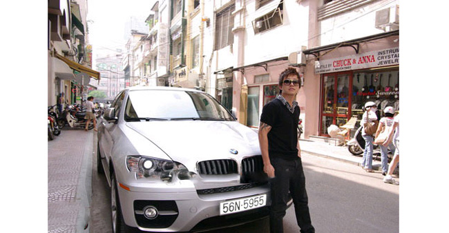 Tuấn Hưng ở cùng nhà với cha mẹ ở Hà Nội nhưng lại là tay chơi xe nổi tiếng. Anh từng sở hữu ít nhất 3 mẫu xe sang đáng nể. Đầu tiên là chiếc BMW X6 màu trắng có giá tới hơn 3 tỷ đồng.
