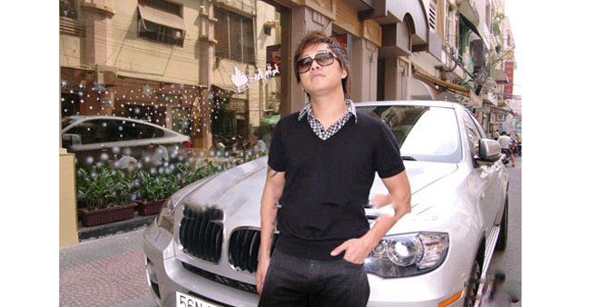 Tuấn Hưng hãnh diện khoe BMW năm 2009.

