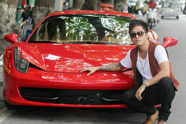 Xuất hiện trên đường phố với chiếc Ferrari 458 Italia có giá lên tới 5,5 tỷ đồng, Tuấn Hưng khiến không ít người ‘choáng’.
