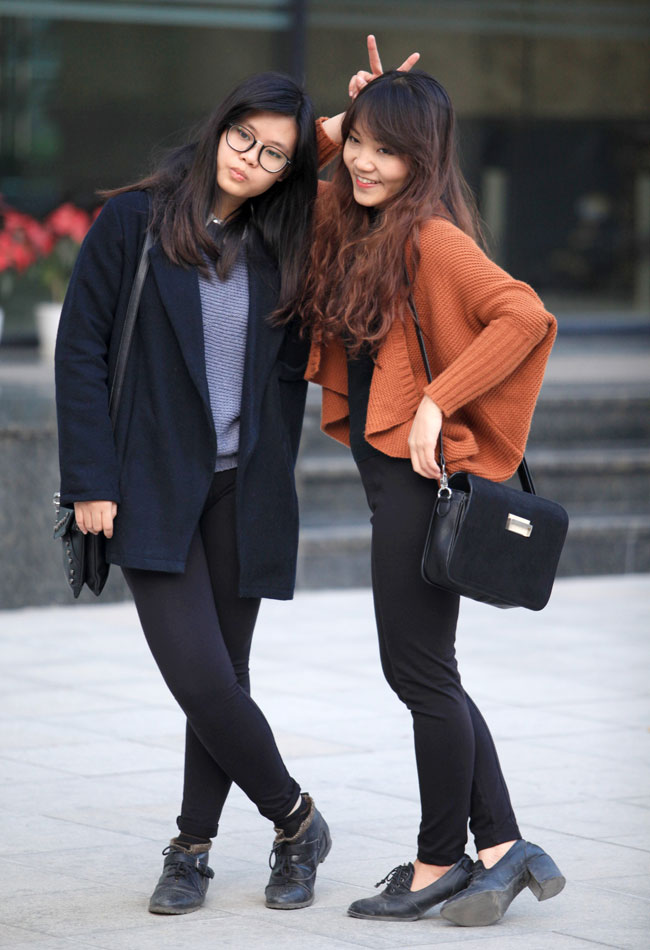 Hai cô bạn thân xuống phố không cần sắc màu rực rỡ nhưng vẫn ấn tượng với phong cách cực 'chất'
