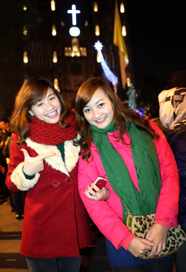 Trang phục với sắc màu rực rỡ nhất được rất nhiều cô gái trẻ lựa chọn để xuống phố đêm Noel.
