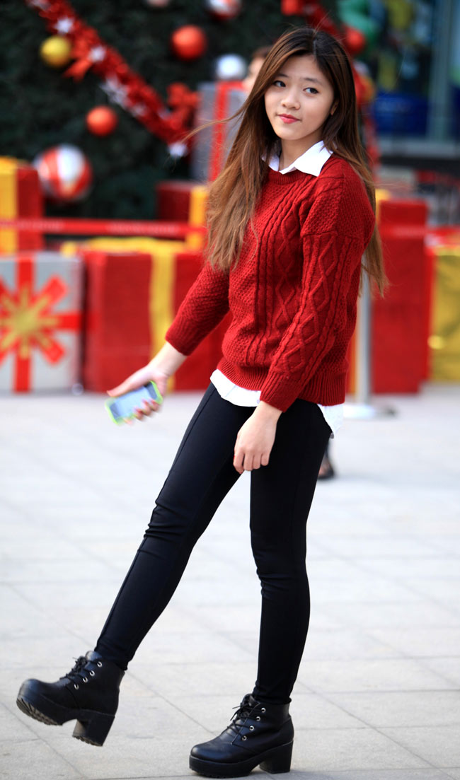 Cô bạn chọn style giản dị với áo len mix cùng sơ mi trắng và quần tregging nhưng vẫn rất ấn tượng nhờ bộ đôi đỏ -đen.

