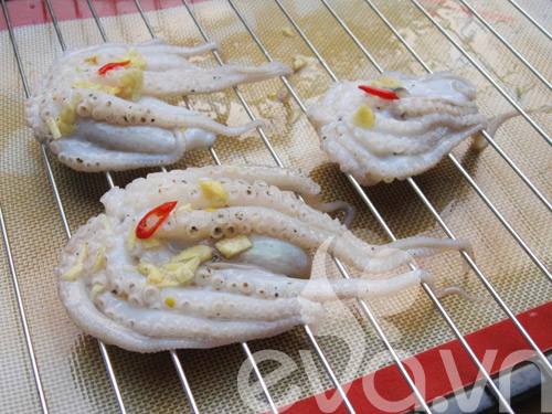 Đổi món với bạch tuộc nướng muối ớt - 4