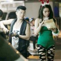 Làng sao - Trương Nhi diện tất rách đi chơi cùng bạn trai