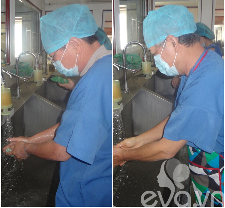 Bác sĩ phẫu thuật rửa tay trước khi tiến hành gây tê và mổ cho sản phụ.
