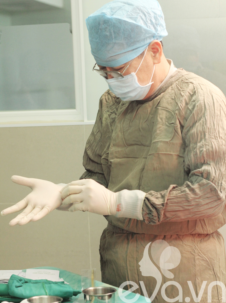 Sau khi rửa tay, bác sĩ mặc áo và đi găng để đảm bảo vô khuẩn.
