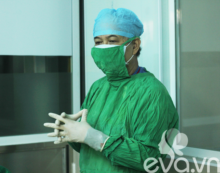 Trong khi bác sĩ gây mê đang gây tê tủy sống, bác sĩ phẫu thuật cũng mặc áo đi găng vô khuẩn.
