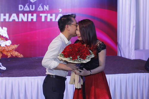 Thanh Thảo được người yêu quot;đại giaquot; hôn vội - 13