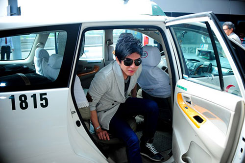 Phương Thanh hôn trượt Đan Trường giữa sân bay - 3