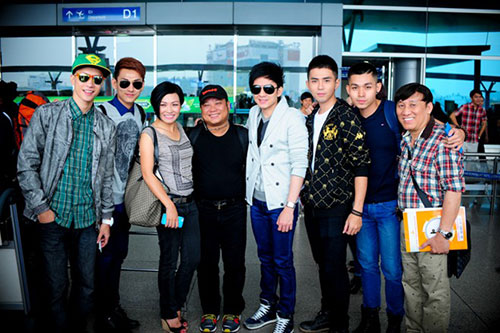 Phương Thanh hôn trượt Đan Trường giữa sân bay - 5