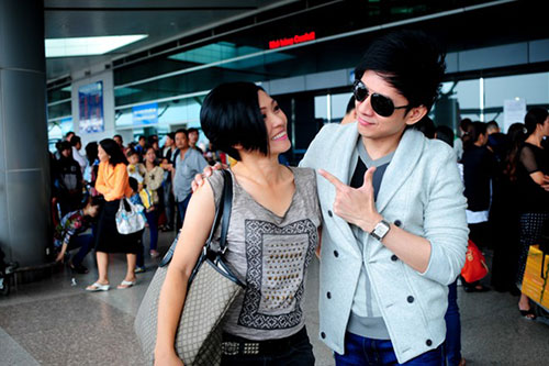 Phương Thanh hôn trượt Đan Trường giữa sân bay - 6