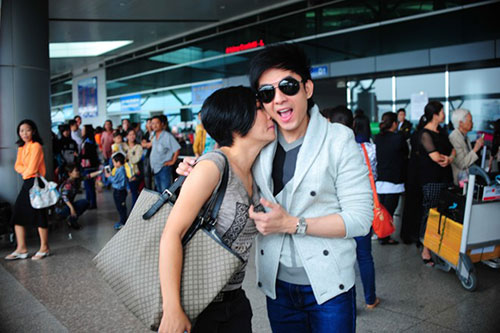 Phương Thanh hôn trượt Đan Trường giữa sân bay - 7