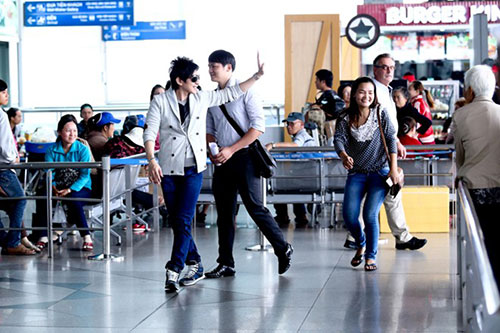 Phương Thanh hôn trượt Đan Trường giữa sân bay - 8