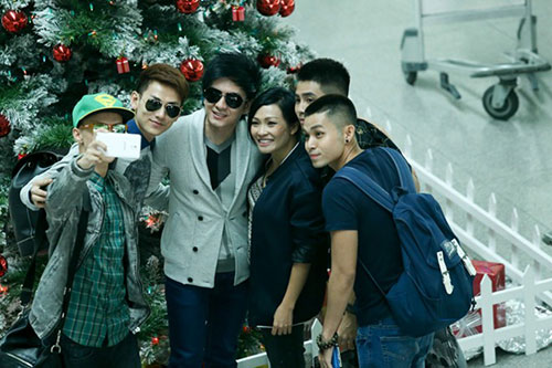 Phương Thanh hôn trượt Đan Trường giữa sân bay - 9