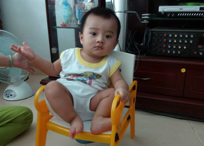 Dù chưa được 1 tuổi nhưng Minh Khôi đã tự ngồi chơi trên ghế được rồi nè.
