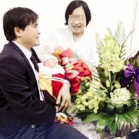 Bố mất 4 năm, con ra đời: Không được mang họ bố