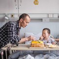 Làm mẹ - Rơi lệ với tình cảm người cha dành cho con bị bệnh
