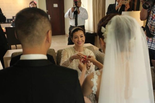 Sao nữ TVB khoe ảnh cưới che kín mặt chồng - 3