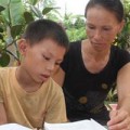Tin tức - Bắt đền trường vì con học lớp 5 không biết chữ