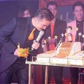 Làng sao - Mr. Đàm được tặng bánh sinh nhật dát 100 chỉ vàng