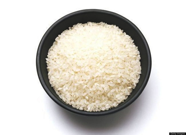 

6. Gạo

Sử dụng một lượng nhỏ gạo sống để làm sạch máy pha cà phê của bạn. Rất đơn giản, chỉ cần cho một nắm gạo nhỏ vào trong máy pha cà phê, khởi động máy hoạt động bình thường, đợi vài giây và đổ gạo ra. Rửa sạch và để ráo.
