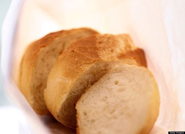 8. Bánh mỳ cũ

Sử dụng bánh mỳ cũ để làm sạch các loại máy xay của bạn, chẳng hạn như máy xay gia vị, máy xay cà phê... Bánh mỳ sẽ hút sạch toàn bộ lượng bột còn sót lại và cả mùi của chúng.
