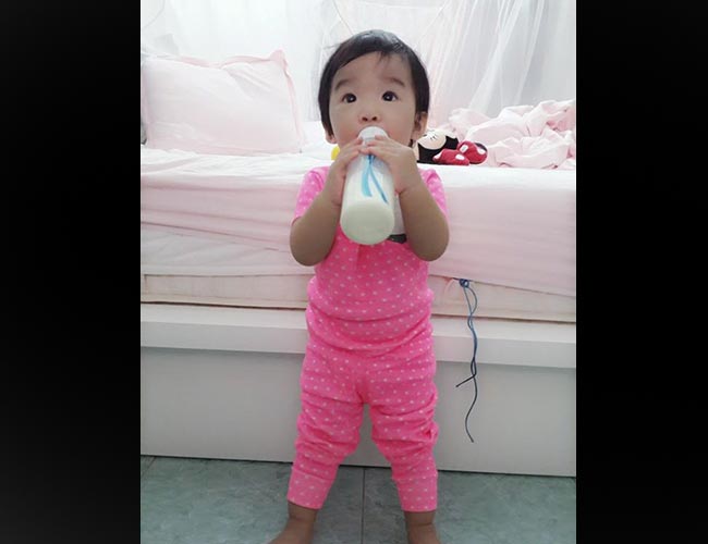 Nữ giám khảo Việt Nam Next top model cho biết khi đi xa, cô hút sữa mẹ để con ti bình ở nhà. Hàng đêm cô vẫn dậy cho Bé Thỏ bú 2 lần. 
