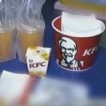 Tin tức - TQ: Kinh hãi giòi lúc nhúc trong cánh gà KFC