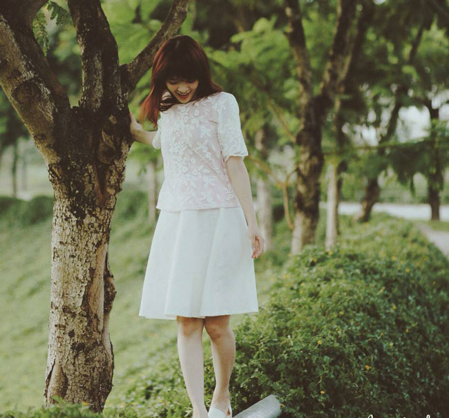 Mùa thu tinh khiết với váy trắng nhẹ bông của cô nàng Tít Chan
