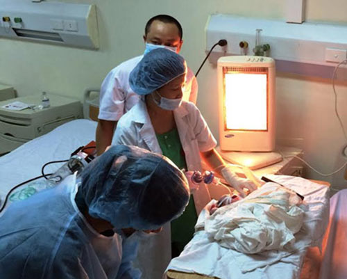 Dân mạng xúc động với em bé chào đời từ người mẹ hôn mê - 1