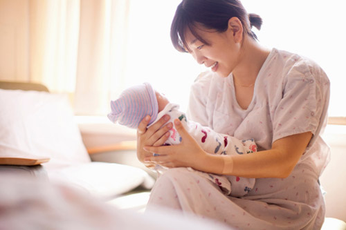 Thời đại nào rồi còn kiêng tắm sau sinh? - 1