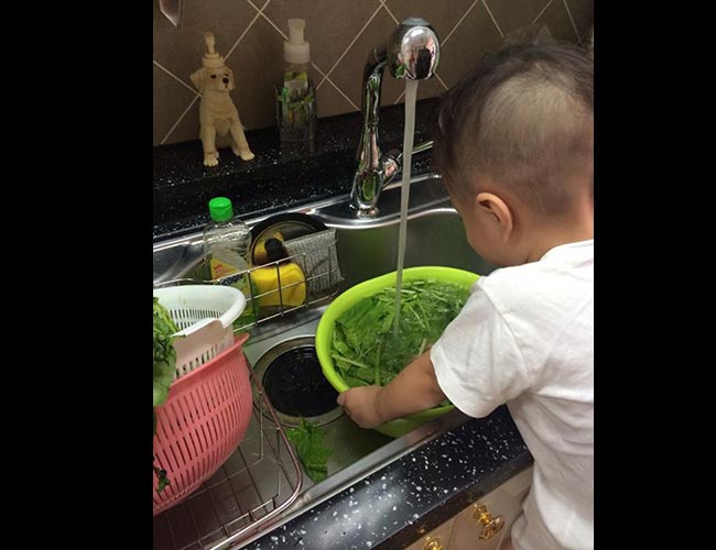 Bức hình cậu bé rửa rau được Thanh Thảo khoe trên facebook.
