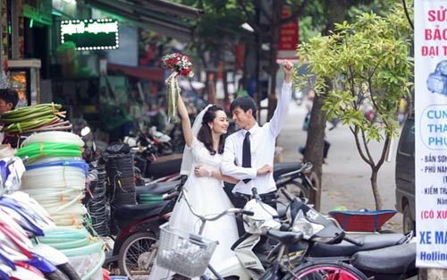 Cặp đôi chụp ảnh cưới giữa chợ bình dân gây chú ý - 1