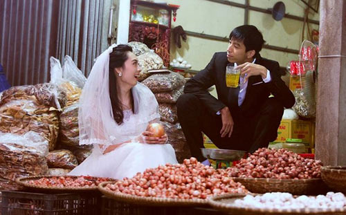 Cặp đôi chụp ảnh cưới giữa chợ bình dân gây chú ý - 2