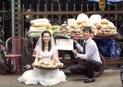 Cặp đôi chụp ảnh cưới giữa chợ bình dân gây chú ý - 5