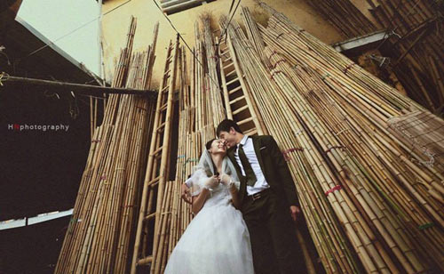 Cặp đôi chụp ảnh cưới giữa chợ bình dân gây chú ý - 7