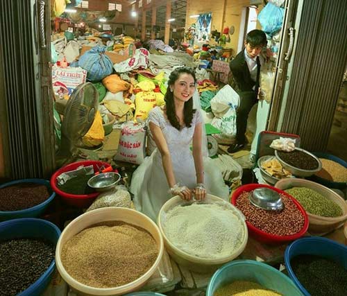 Cặp đôi chụp ảnh cưới giữa chợ bình dân gây chú ý - 8