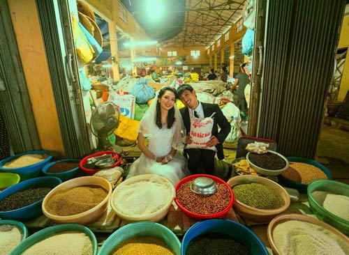 Cặp đôi chụp ảnh cưới giữa chợ bình dân gây chú ý - 9