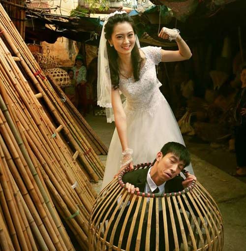 Cặp đôi chụp ảnh cưới giữa chợ bình dân gây chú ý - 11