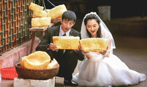 Cặp đôi chụp ảnh cưới giữa chợ bình dân gây chú ý - 3