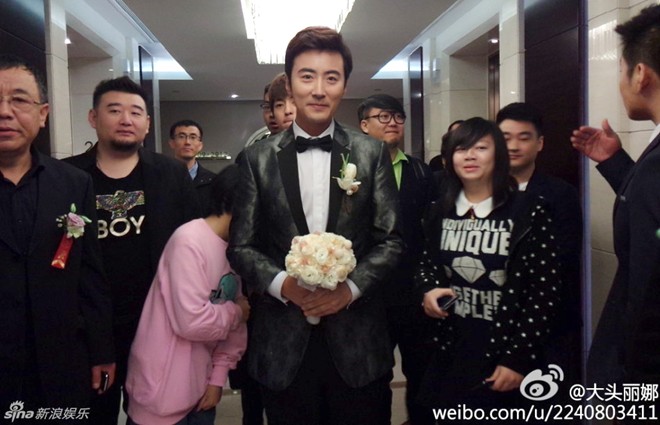 Chae Rim được chồng quỳ gối đi giày trong đám cưới - 1